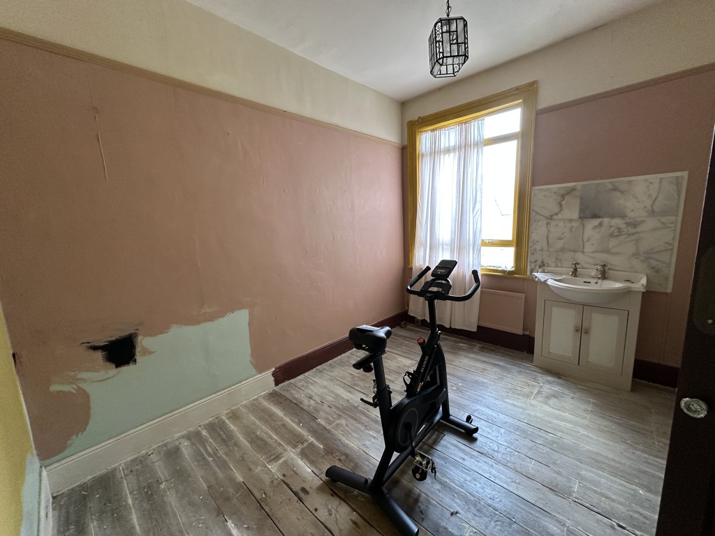 Lot: 114 - TERRACE HOUSE FOR REFURBISHMENT WITH PLANNING FOR THREE FLATS - First Floor Bedroom